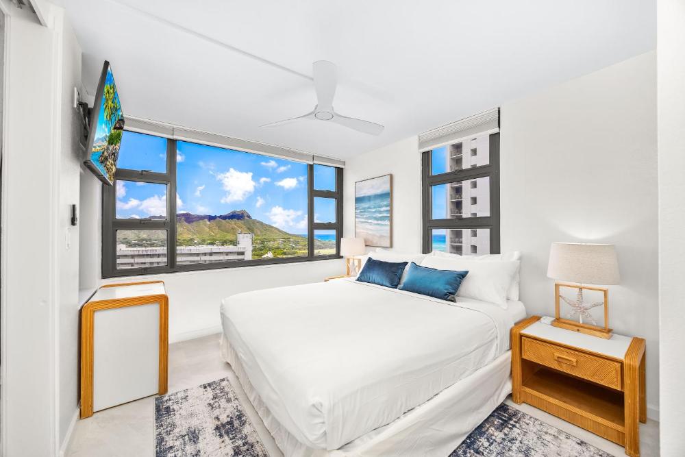 Newly Renovated 1BR with King Bed & Great Ocean Views!